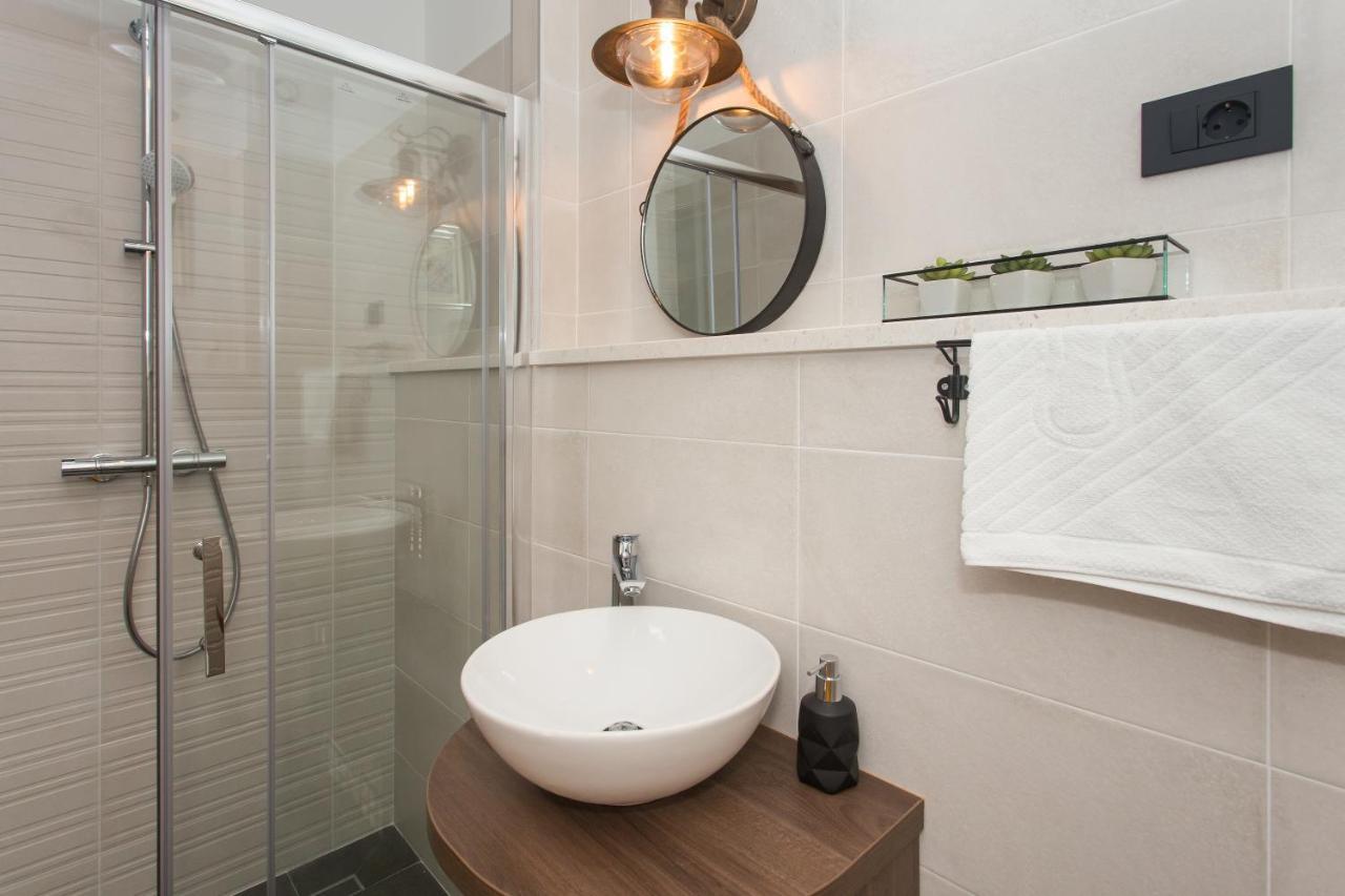 Amaizing Apartment Near Airport Kastel Stafilic Ngoại thất bức ảnh